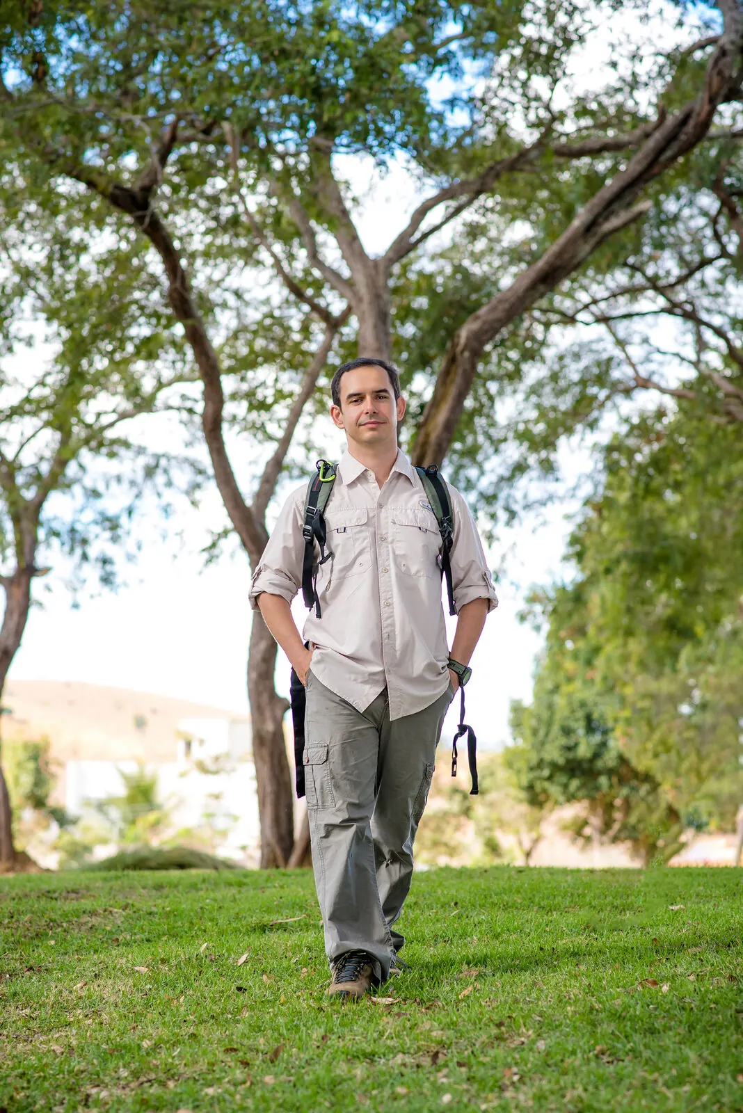 Arnold Zanetti caminhando ao ar livre